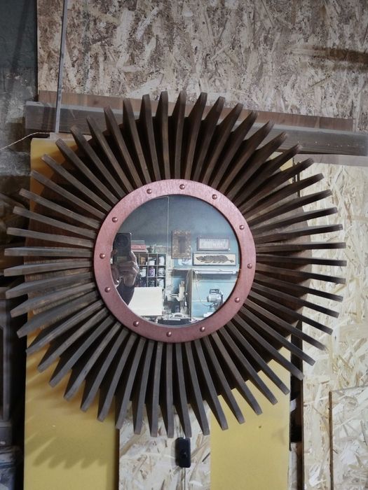 Продаётся необычное зеркало.