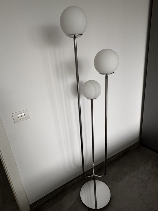 SIMRISHAMN Lampadar, cromat/opalin sticlă