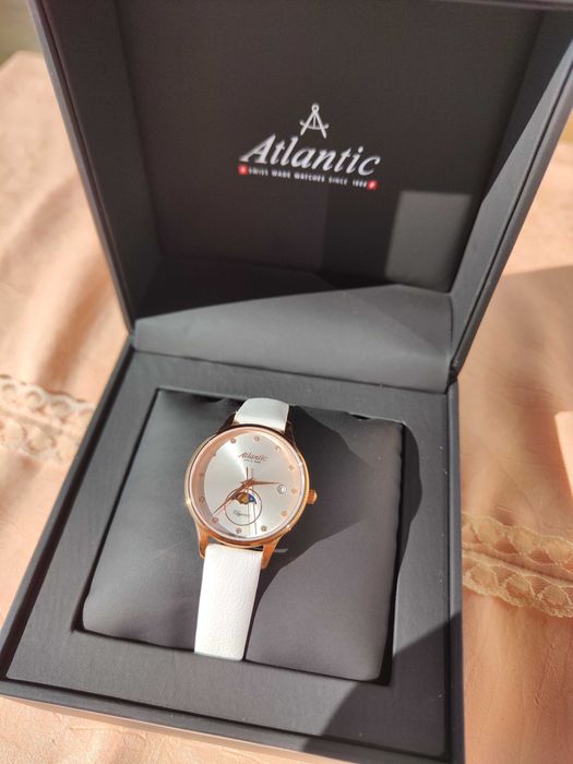 Дамски часовник Atlantic, златно с бяло