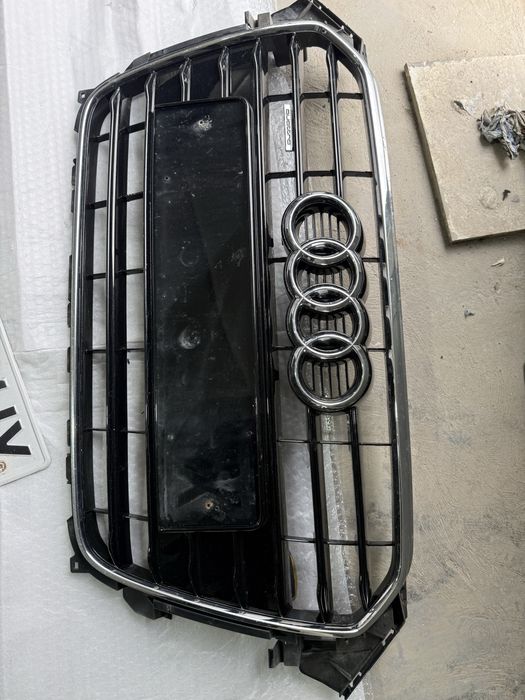 Оригинална предна решетка за ауди б8.5