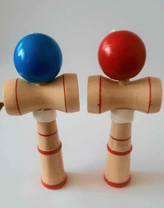 Kendama (albastra sau rosie )