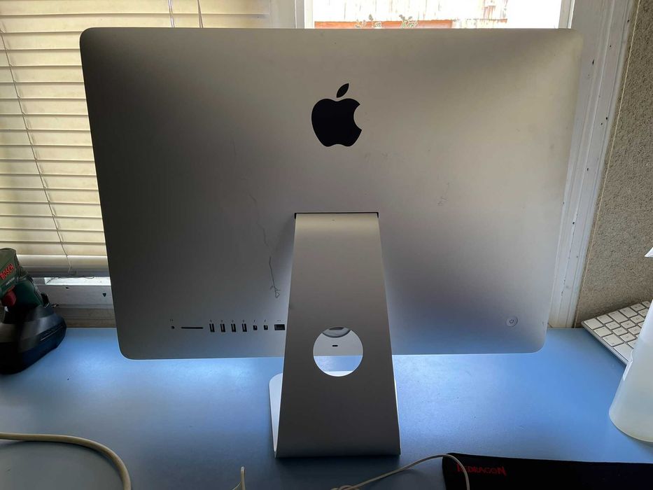 All-in-One Apple iMac 21.5" Full HD (Late 2015), Core i5-5250U, 8GB RAM, HDD 1TB, Tastatură Apple Cadou