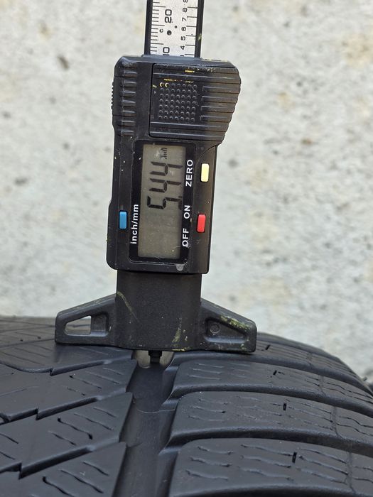 Vand două anvelope de iarna pirelli  255 35 19 dot 2623