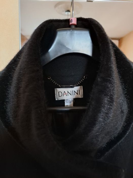 Черно елегантно палтенце на марката DANINI.