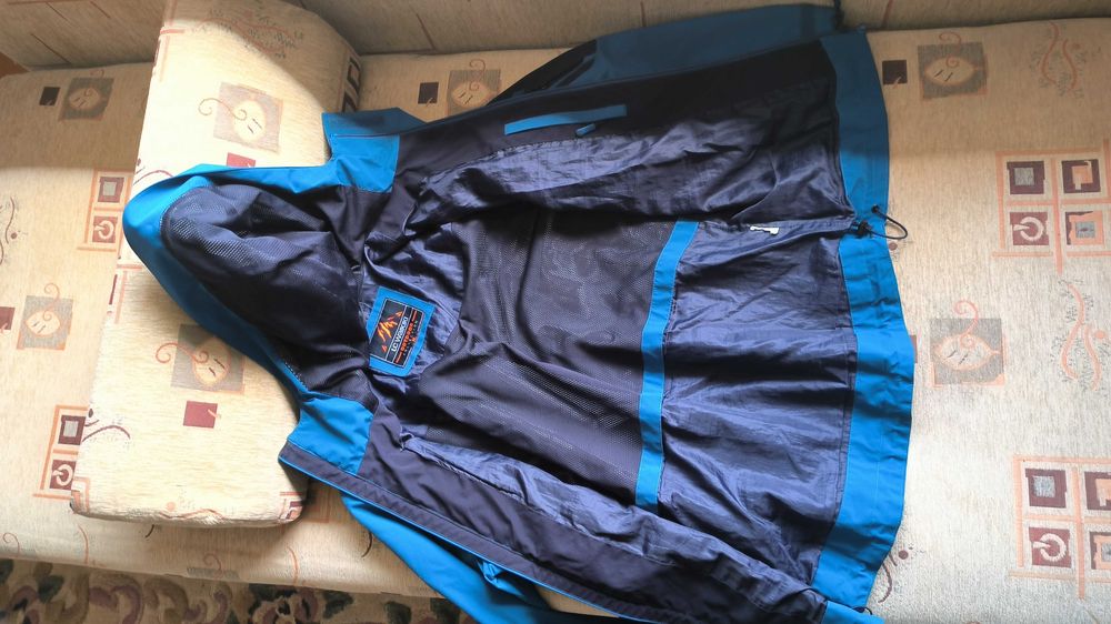 Пролетно-есенно яке непромокаемо с 5 външни и вътрешен джоб.