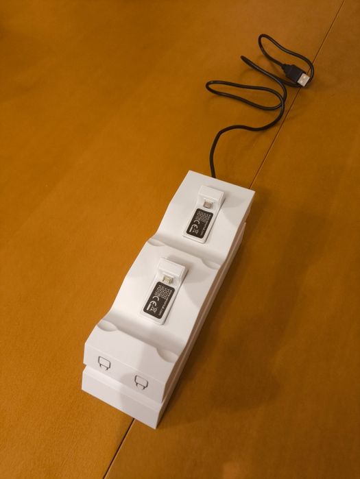 Докинг станция за PS4 контролери