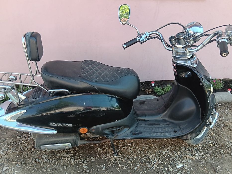 Vând scuter pe benzina