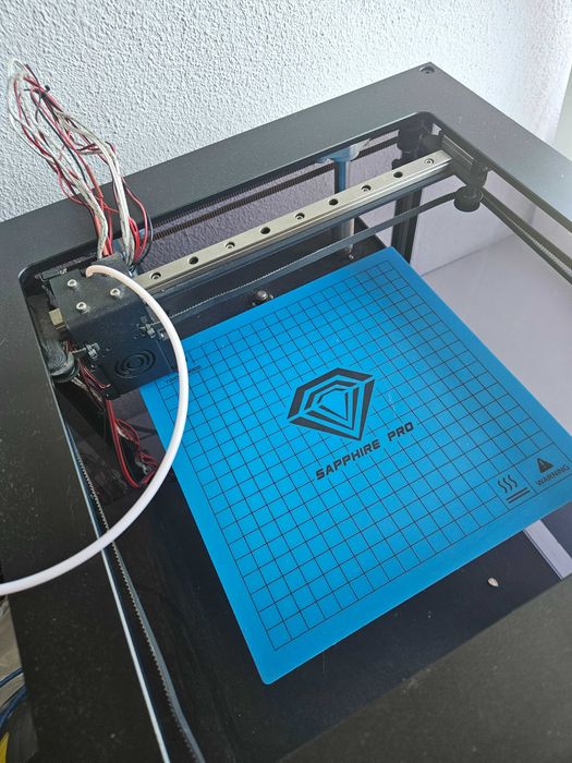 Vând imprimantă 3D Twotrees SP-3 Sapphire Pro CoreXY, cu carcasă/enclosure — uși frontale, panouri laterale și spate.