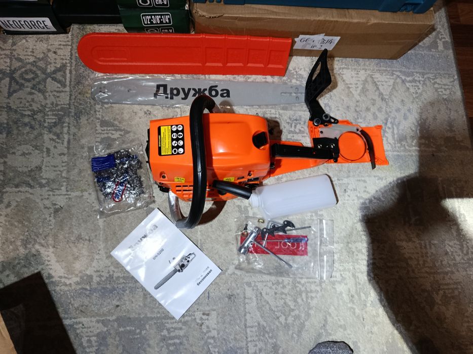 Бензопила бензиновая.