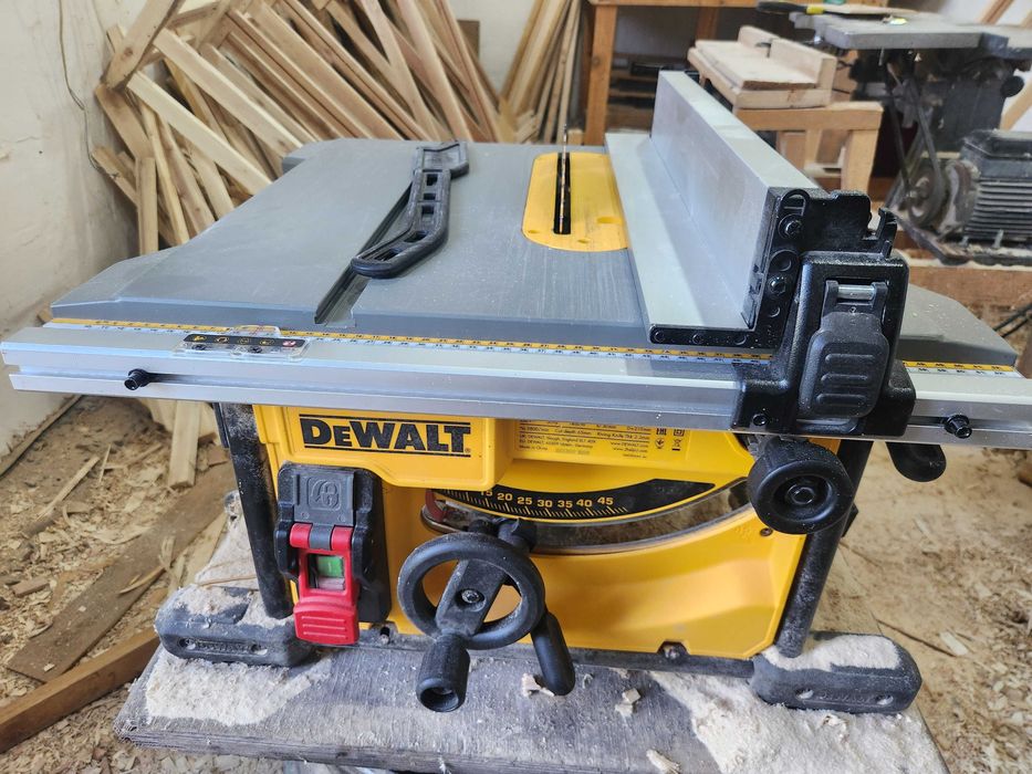 Stanok Pila Dewalt