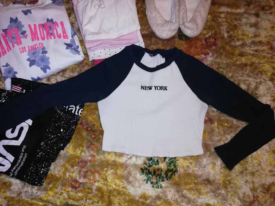 Голям лот за момиче, пижама, потничета, блуза и подарък пантофки