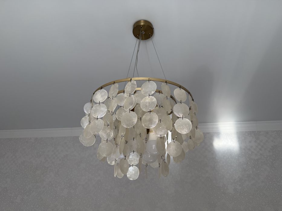 Продам потолочную люстру