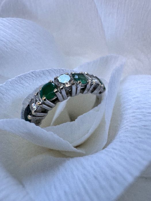 Inel cu diamante si smaralde