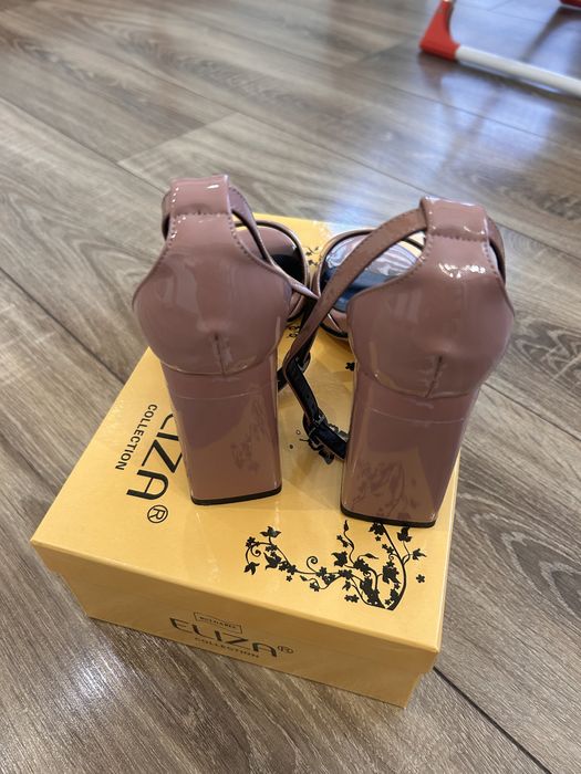 Нови сандали от лак