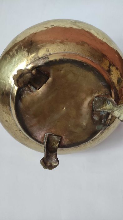 Голям старинен ръчно кован месингов съд с дръжки и крачета от бронз