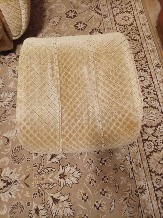 Продавам Холна гарнитура- разтегателен диван +2 фотьойла+ 2 табуретки
