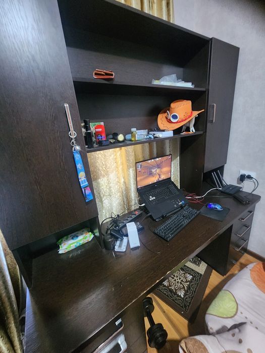 Стол письменный в хорошем состоянии