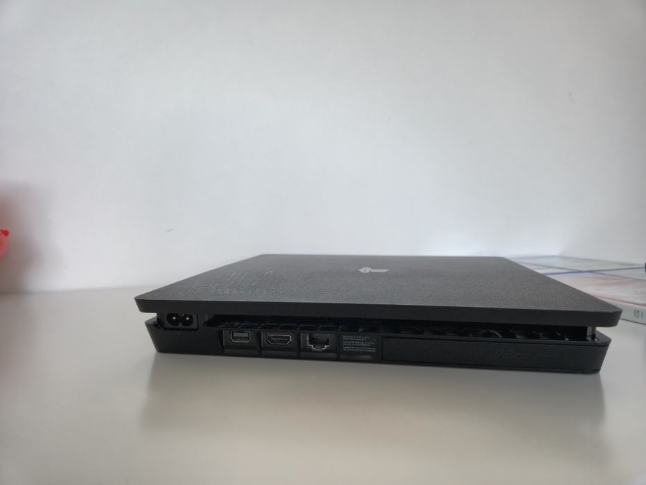 PlayStation 4 Slim 1TB + EA Sports FC 25 + 5 футболни заглавия .Пълен комплект