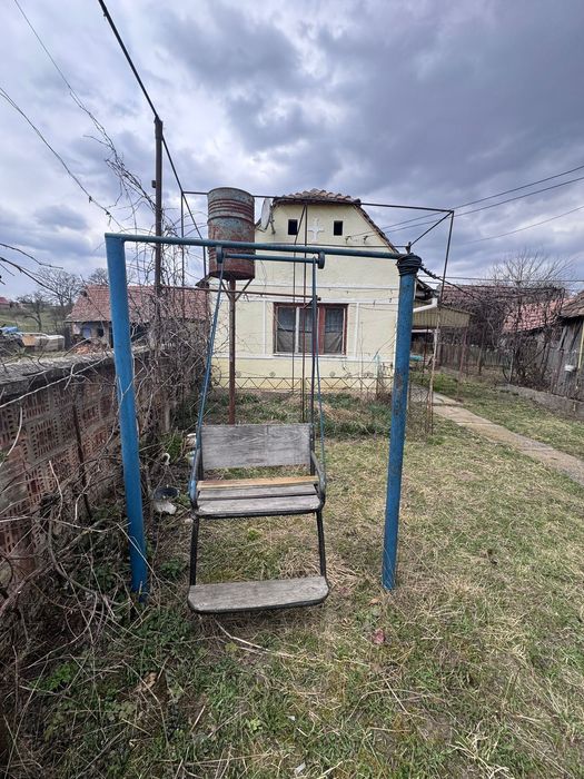 Casa de vanzare cu teren 1000mp