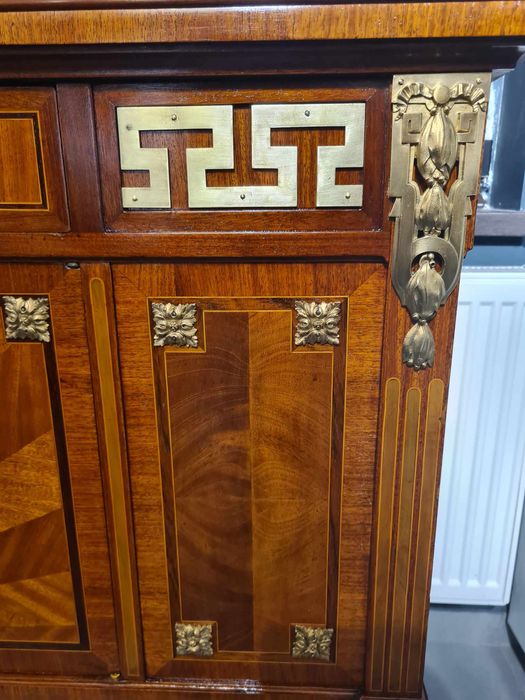 Comoda Louis XVI, din lemn cu inserții și aplicații de bronz doré,