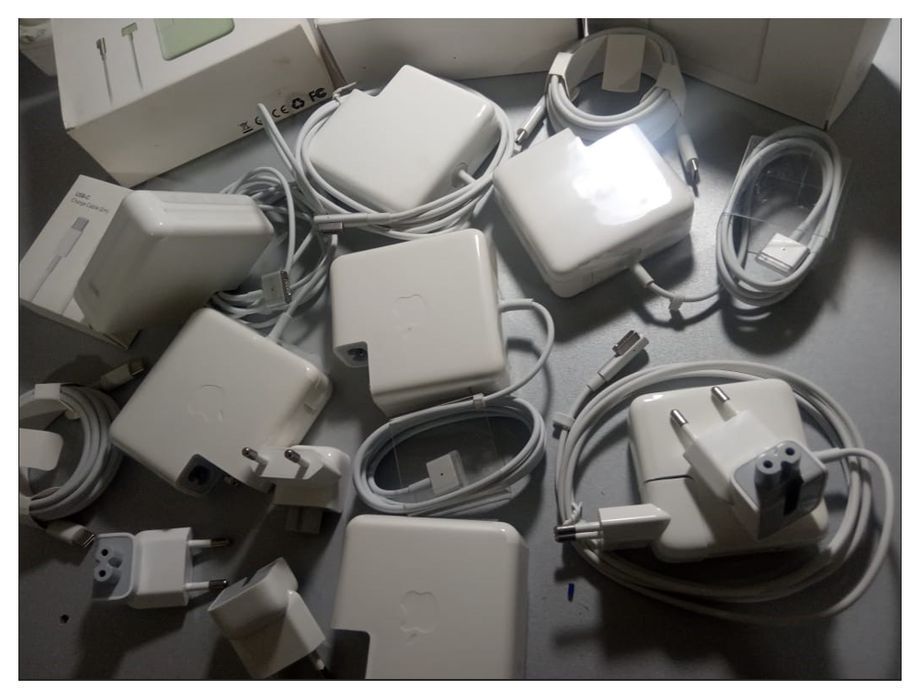 ! на ваш MacBook - зарядка, блок питания (от макбука)