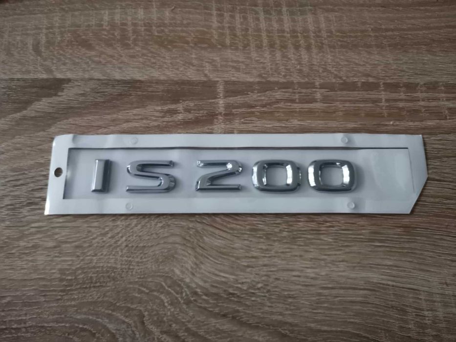 сребрист надпис Lexus IS 200