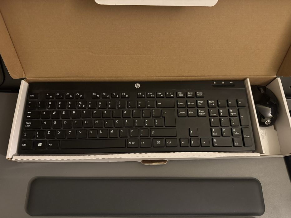 Kit Tastatura si mouse wireless HP 200
