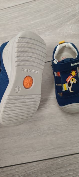 Papucei Biomecanics pentru primii pași 
Vând încălțăminte pentru bebel