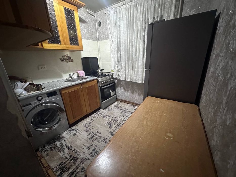 Сдаётся квартира 2 комнатная в районе партьезд 3 этаж заходи и живи