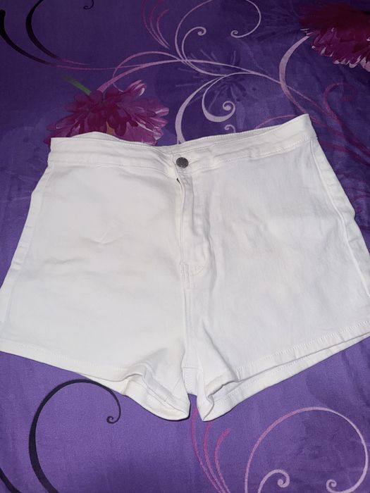 Къси бели гащи