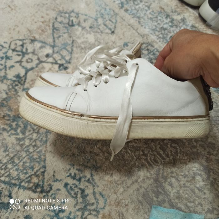 Белые, кожаные кроссовки.