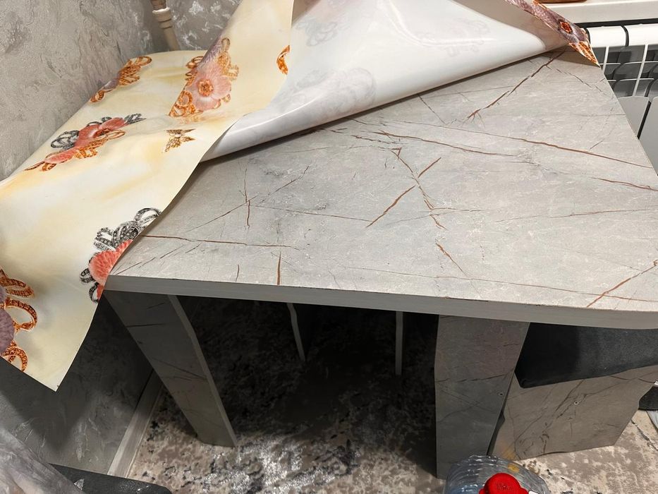 Кухонный стол с табуретками