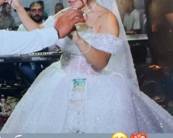 Бяла свадбена рокля