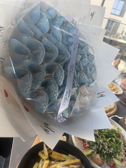 цветы в деньгах.
