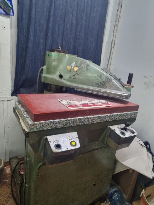 Шивашки цех за по-тежки материали
Описание:
Продава се напълно