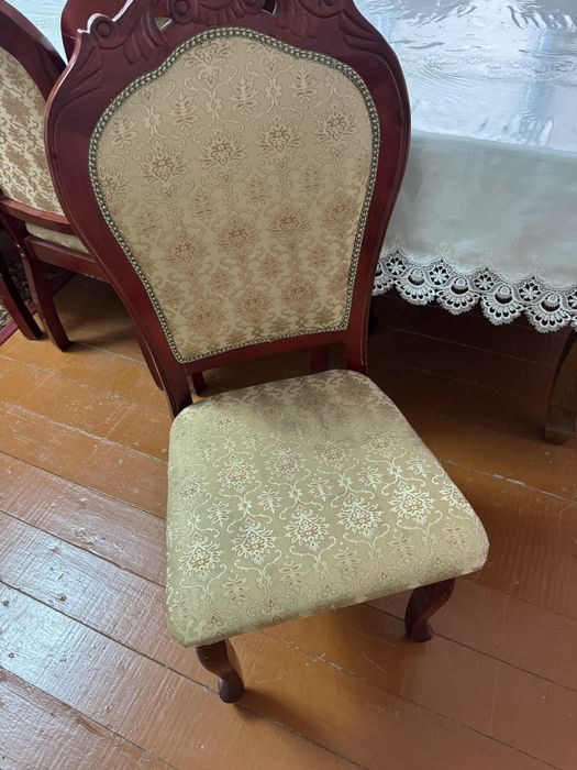 Стол со стулями продается.