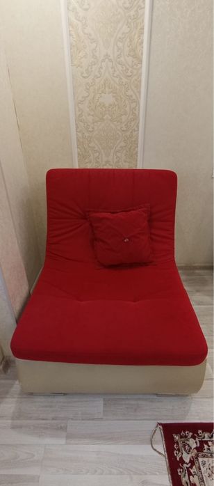 продам диван в комплекте красный