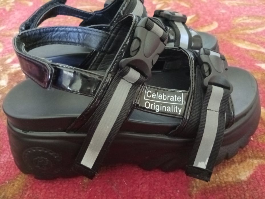 Продаются босоножки, цена:6000