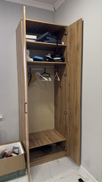 Высокий шкаф для офиса / гардероб