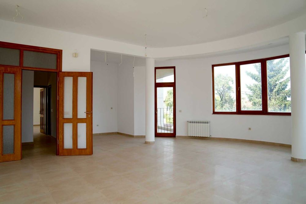 Продава се просторен апартамент в жилищна сграда