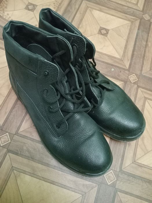 Oyoq kiyimlar yangi.