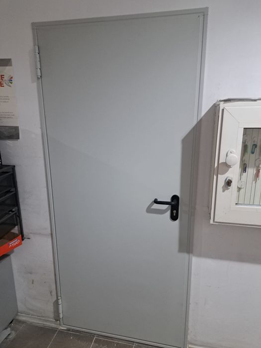 Montaj usi metalice si tamplarie pvs deblocari usi