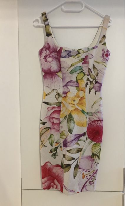 Rochie alba cu flori midi