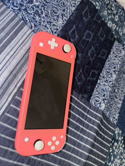 Nintendo Switch Lite – коралов цвят, отлично състояние