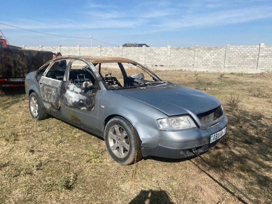 Ауди А6. Объем 2,4 , сгорел салон,