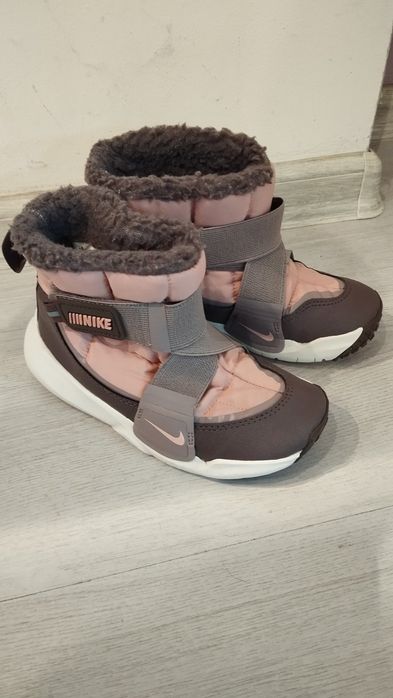 Продавам детски апрески Nike