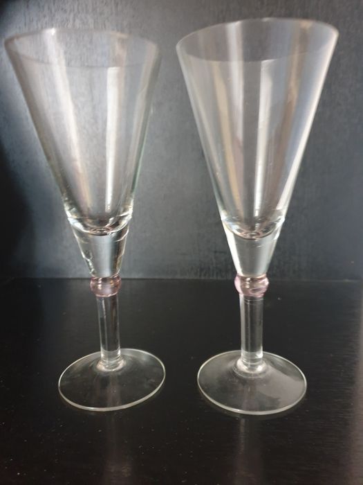 Чаши за коктейл или бяло вино.