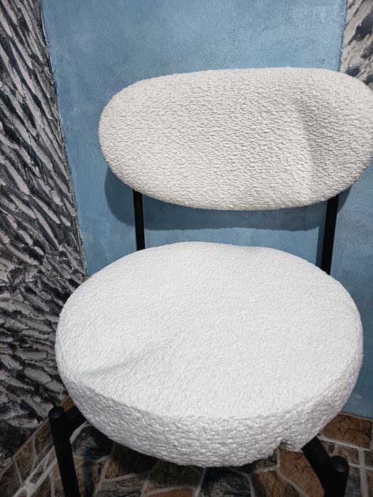 Vând scaune cu schelete de fier