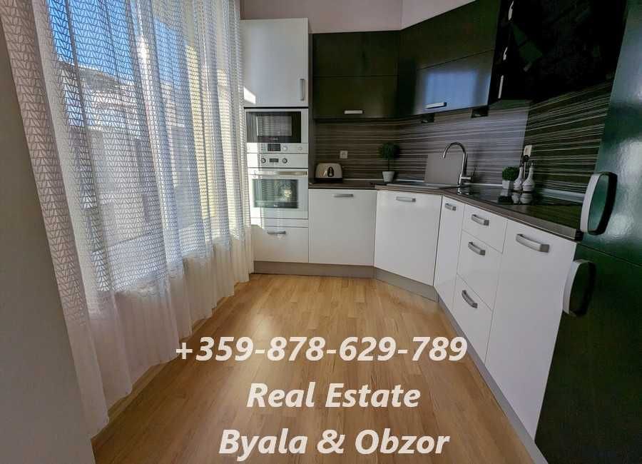 Просторен двустаен апартамент с морска гледка на първа линия в гр.Бяла