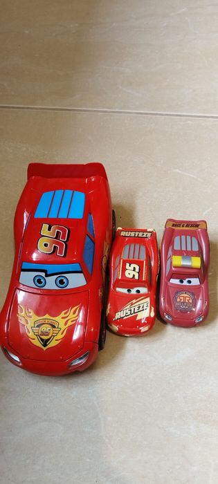Продавам играчки, дрехи и спално бельо от поредицата Колите на Дисни